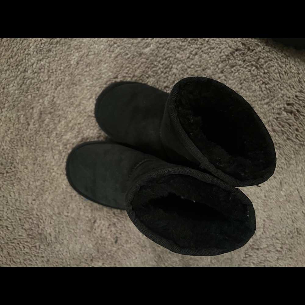 Black short uggs